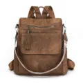 Élégant sac à dos décontracté marron pour femme avec anti-vol, pompon et belle bandoulière. - Marron