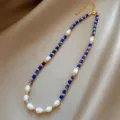 Primo piano di elegante collana con perle d'acqua dolce e lapislazzuli blu - Collana di Perle d'Acqua Dolce e Lapis Lazzuli