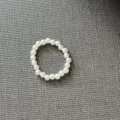 Elastischer Perlenring aus weißen Kunstperlen für die DIY-Handarbeit von Puppen - Basischer Reiner Perlenstil (10号款) / 1 Stück