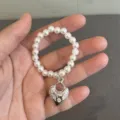 Handgemachtes Perlenarmband aus weißen Kunstperlen mit graviertem Herzanhänger aus Silber - Botanischer Retro-Herz-Stil (11号款) / 1 Stück