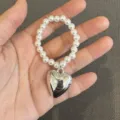 Anhänger aus weißen Perlen mit einem silbernen Metallherzen für Puppen-DIY-Deko - 3D-Spiegelherz-Stil (13号款) / 1 Stück