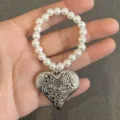 Weiße Perlenkette mit einem großen, strukturierten silbernen Herzanhänger als Deko - Vine Carved Heart Style (15号款) / 1 Stück