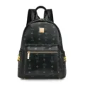 Sac à dos en cuir noir élégant avec motif monogramme, plaque métallique et poche zippée. - L / Noir