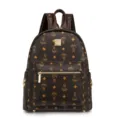 Sac à dos élégant en cuir marron avec imprimé monogramme d'ours et quincaillerie dorée. - Café