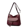 Sac à bandoulière en cuir souple pour femme, élégant sac crossbody bordeaux zippé. - Rouge