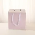 Sac cadeau en papier rose carré avec rubans blancs pour fleurs gâteaux et fêtes. - Violet avec bordure