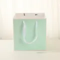 Sac cadeau vert menthe carré avec poignées en ruban blanc pour fleurs et gâteaux. - Bleu avec cadre