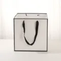 Sac cadeau en papier blanc carré avec bord noir pour fleurs gâteaux emballage de fête et objets. - Blanc avec cadre