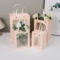 Vista detallada de bolsas de regalo rosas con ventana, asas blancas y flores. - 15*10*20cm / Rosa