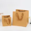 Sacs cadeaux carrés en papier kraft avec poignées en tissu pour gâteaux et bouquets de fleurs. - 15x15x15cm / Couleur Kraft