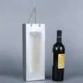 Sac cadeau en papier argenté avec fenêtre pour une bouteille de vin champagne vue principal - Argent