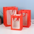 Rode papieren geschenkzakjes met doorzichtig venster voor bloemen en stijlvolle cadeaus. - Klein 18x13x25cm / Rood met venster