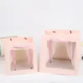 Bolsa de regalo de papel rosa con ventana transparente y lazo, ideal para fiestas. - 15x15x15cm / Rosa