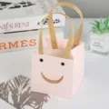 Roze smiley papieren geschenkzak, schattige cartoon tote bag voor verjaardagsfeest, bloemverpakking. - 15*15*15cm / Lichtroze