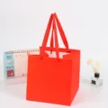 Red square paper gift bag with fabric handles, premium packaging tote for flowers and cakes. - 15x15x15cm / Red