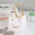 Witte Papieren Cadeautas Schattige Smiley Gezicht Ontwerp met Gouden Handvat Feest - 15*15*15cm / Crèmewit