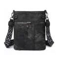 Sac bandoulière en denim noir élégant avec large sangle géométrique et design rétro chic. - Noir