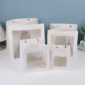 Witte papieren geschenkzakken met doorzichtig venster in verschillende maten voor verpakking. - 13x13x13cm / Wit