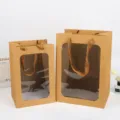 Kraftpapieren draagtas met doorzichtig venster en stoffen handvatten voor bloem en cadeau. - Kraft kleur