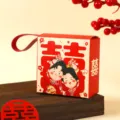 Scatola di caramelle da sposa rossa, confezione regalo doppio felicità con simpatici personaggi. - Stile 7