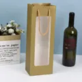 Borsa regalo in carta dorata con finestra per vino, design elegante con manici robusti. - Ciano e Oro
