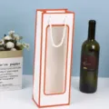 Borsa regalo in carta bianca con finestra trasparente e bordo arancione per fiori e feste - Sfondo bianco con bordo arancione