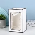 Witte papieren cadeautas met doorzichtig venster en handvatten voor bloemverpakking. - Wit Zwarte Rand
