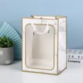 Marmer patroon papier geschenkzak met doorzichtig venster en gouden rand voor bloemen en cadeaus - Wit marmer met venster en gouden rand