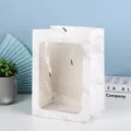 Witte marmeren papieren geschenkzak met doorzichtig venster en lint handgrepen voor bloemen. - Wit marmerpatroon met venster