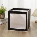 Zwarte en witte vierkante papieren cadeautas met groot helder venster voor bloemen en speelgoed. - Zwart Met Witte Rand