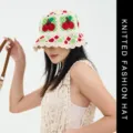 Gehäkelter Bucket Hat mit Kirschmuster, süßer Damen Sonnenhut aus Strick für den Sommer. - Kirsch-Stil