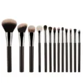 Set de 13 brochas de maquillaje profesionales con cerdas suaves y mangos de madera. - Tinta Oscura Set de 13 Brochas