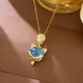 Collier avec pendentif renard doré élégant, pierre bleue et brillants en zircone - Style Gemme Tête de Renard (W240)