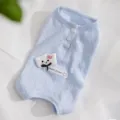 Hellblauer atmungsaktiver Haustier-Sterilisationsanzug für Katzen mit süßem Wolken-Patch und Knöpfen. - XS (Empfohlenes Gewicht 1-3 lbs) / Bondi Blau Wolken