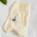 Niedlicher gelber Haustier-Bodysuit für Katzen und Hunde, atmungsaktiver Strickstoff mit Stickerei. - XS (Empfohlenes Gewicht 1-3 lbs) / Rock-gelbe Wolke