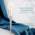 Professioneller Make-up-Pinsel mit weichen Borsten und grauem Griff für das tägliche Make-up. - Mattblau