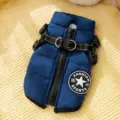 Verwarmd dik blauw hondennwintervest met geïntegreerde tuigring en ritssluiting aan voorkant. - XS / Bondi Blauw