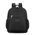 Sac à dos décontracté classique en nylon noir avec poche avant et bretelles robustes vue. - Noir