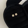 Goldene quadratische Zirkonia Ohrstecker, elegantes luxuriöses geometrisches Design für Damen. - B-217 Kleine Zirkonia-Quadrate mit Vollbesatz