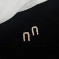 Detailansicht luxuriöser, vergoldeter Hufeisen-Ohrstecker mit funkelnden Zirkonia-Steinen. - C-218 Kleine u-förmige Ohrringe mit Zirkonia-Vollbesatz