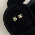 Elegante vierblättrige Kleeblatt Ohrringe mit Goldbeschichtung und weißem Perlmutt Design. - C-889 Vierblättrige Blume