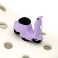 Joli charm pour sabots en forme de scooter violet, accessoire déco en résine pour chaussures. - Moto Violette