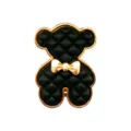 Détail de breloque chaussure ourson en métal, élégant motif matelassé noir et nœud doré. - 906-124
