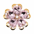 Gros plan détail du charm fleur en strass, pierres roses en forme de cœur et métal doré. - 11903-80 / Boucles 1.5