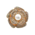 Charmant pendentif de sac fleur de camélia avec strass scintillants et accessoire perle. - Boucles 1.5 / 11903-24