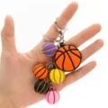Llavero de baloncesto 3D con colgantes de mini baloncesto multicolores y mosquetón de metal. - Bolsa de polietileno / Estilo de Baloncesto