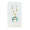 Gedetailleerde close-up van de glinsterende strass sneeuwpop hanger met gouden bal ketting. - Sneeuwpop