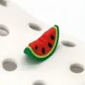 Gros plan d'un charm de chaussure en PVC pastèque 3D mignon pour sabots, beau fruit. - Pastèque