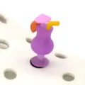 Gros plan détaillé d'un charm de chaussure en forme de cocktail violet 3D en PVC. - Cocktail Violet
