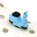 Breloque de chaussure scooter bleu 3D PVC accessoire de décoration pour sabots plage - Moto Bleue